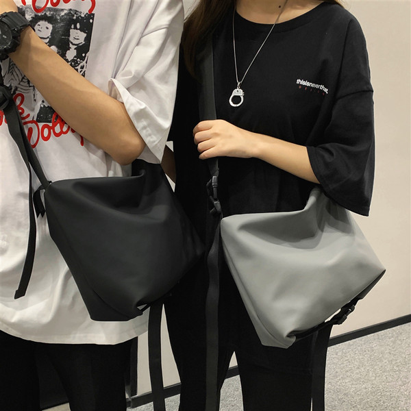 Vīriešu somas vienkāršs modelis un rāvējslēdzēja aizdare