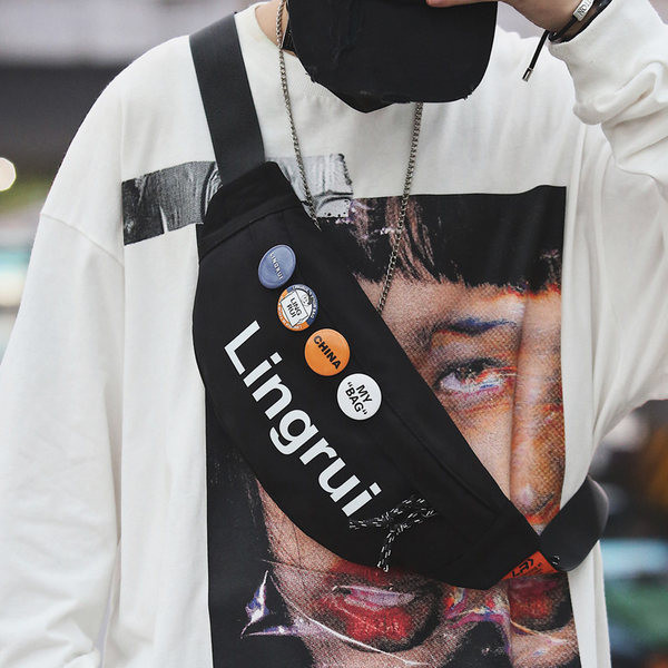 Vīriešu tekstilpanks ar uzrakstu un nozīmītēm