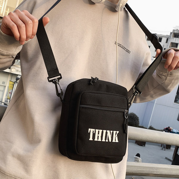 Ikdienas soma ar uzrakstu un rāvējslēdzēju