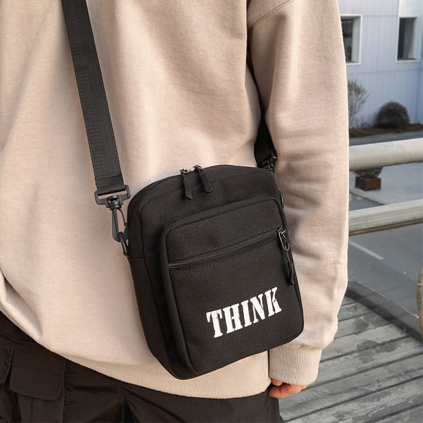 Ikdienas soma ar uzrakstu un rāvējslēdzēju