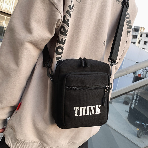 Ikdienas soma ar uzrakstu un rāvējslēdzēju