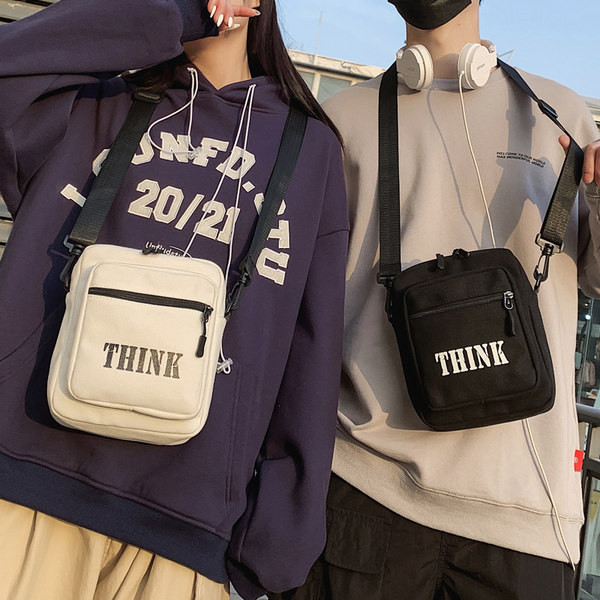 Ikdienas soma ar uzrakstu un rāvējslēdzēju