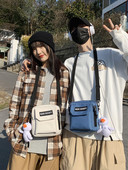 Maza kvadrātveida soma ar garu rokturi - unisex modelis