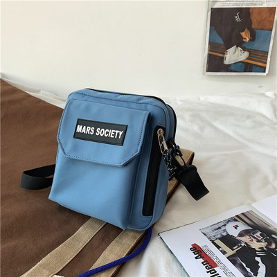 Maza kvadrātveida soma ar garu rokturi - unisex modelis