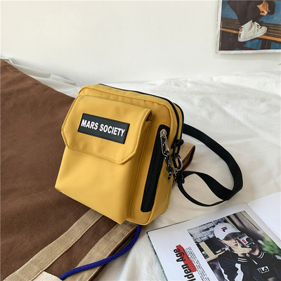 Maza kvadrātveida soma ar garu rokturi - unisex modelis