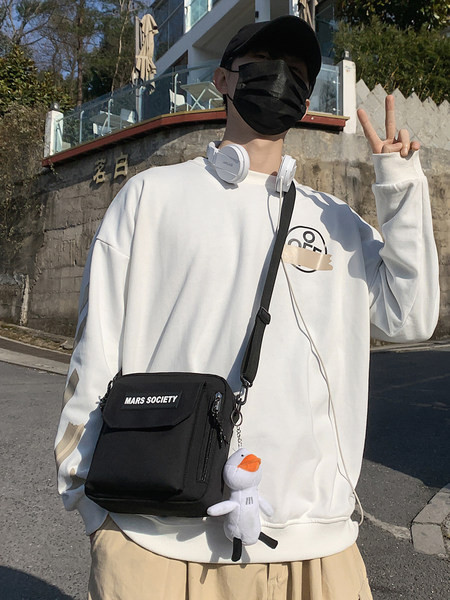 Maza kvadrātveida soma ar garu rokturi - unisex modelis