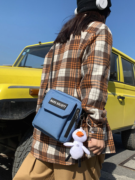 Maza kvadrātveida soma ar garu rokturi - unisex modelis