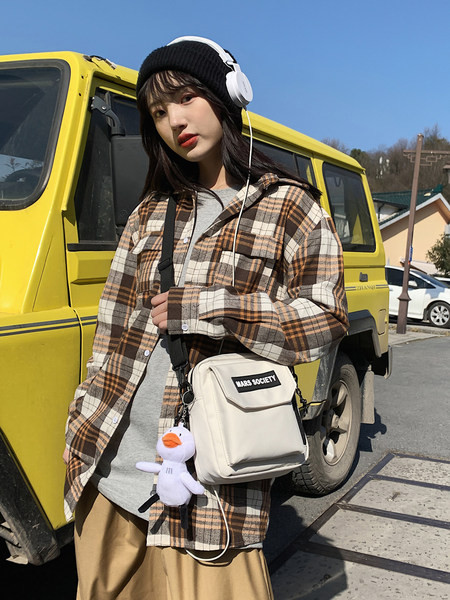 Maza kvadrātveida soma ar garu rokturi - unisex modelis