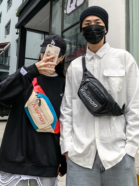 Vīriešu ikdienas soma ar uzrakstu un rāvējslēdzējiem