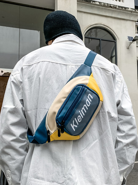 Vīriešu ikdienas soma ar uzrakstu un rāvējslēdzējiem