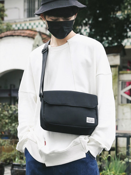 Ikdienas vīriešu soma ar emblēmu