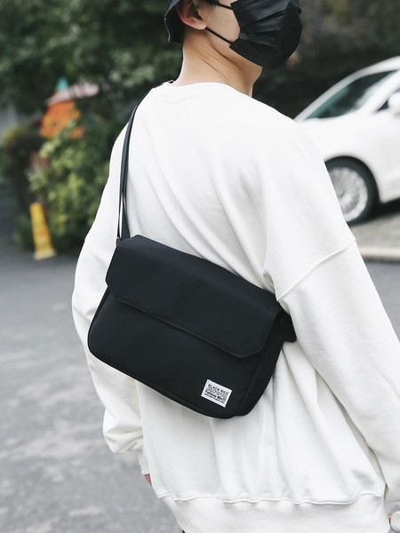 Ikdienas vīriešu soma ar emblēmu