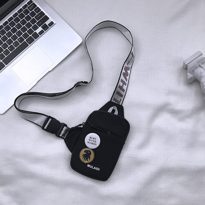 Mindennapi férfi táska textil fogantyúval és két kitűzővel