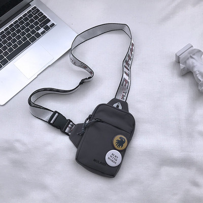 Mindennapi férfi táska textil fogantyúval és két kitűzővel