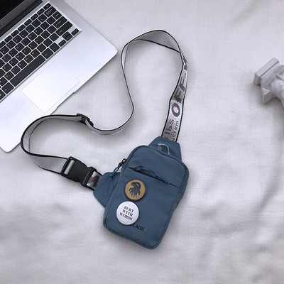 Mindennapi férfi táska textil fogantyúval és két kitűzővel