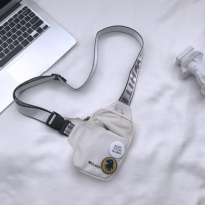 Mindennapi férfi táska textil fogantyúval és két kitűzővel