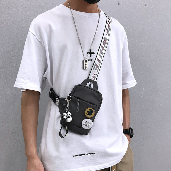 Mindennapi férfi táska textil fogantyúval és két kitűzővel