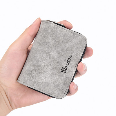 Férfi pénztárca felirattal és cipzárral