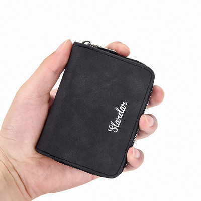 Férfi pénztárca felirattal és cipzárral