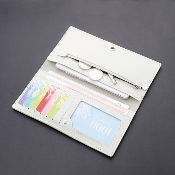 Vīriešu maks pelēkā krāsā un metāla elementā