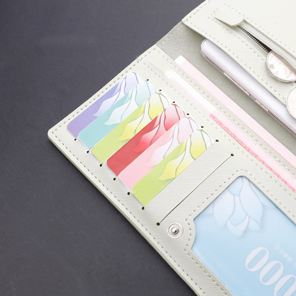 Vīriešu maks pelēkā krāsā un metāla elementā