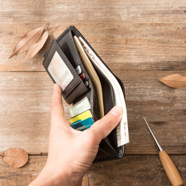 Neliela vīriešu somiņa no eko ādas un vairākiem nodalījumiem