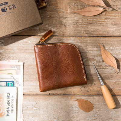 Mazs ādas maciņš ar rāvējslēdzēju monētām