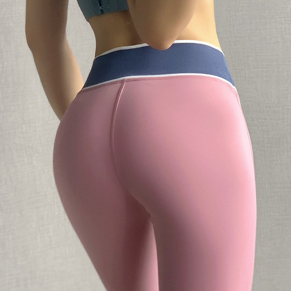 Naiste spordiretuusid kirjaga – sobivad fitnessiks