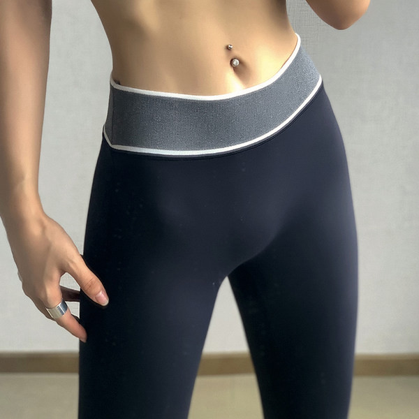 Naiste spordiretuusid kirjaga – sobivad fitnessiks