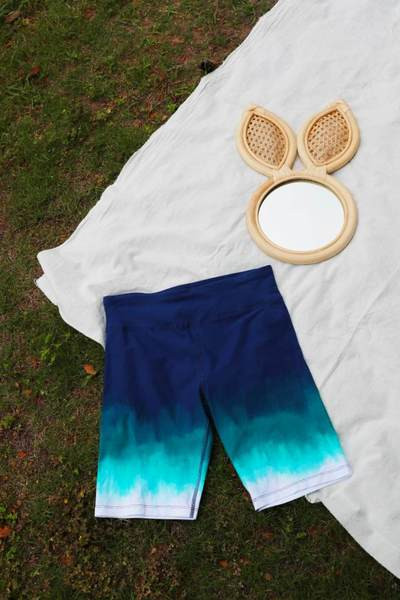 Īsi sporta legingi zaigojošās krāsās