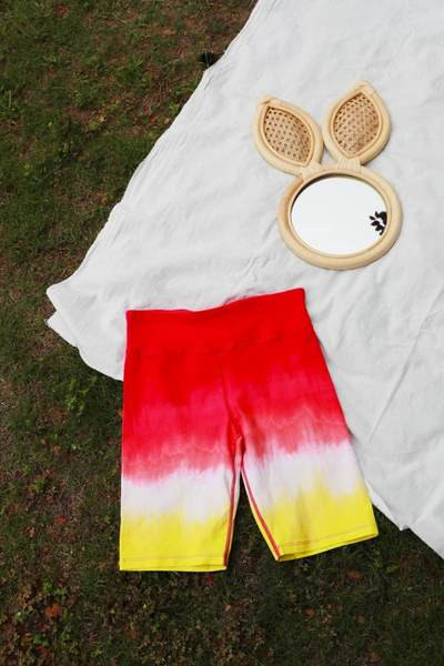 Īsi sporta legingi zaigojošās krāsās