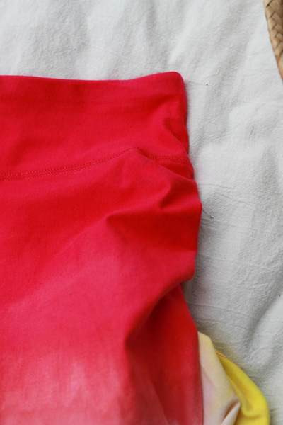 Īsi sporta legingi zaigojošās krāsās