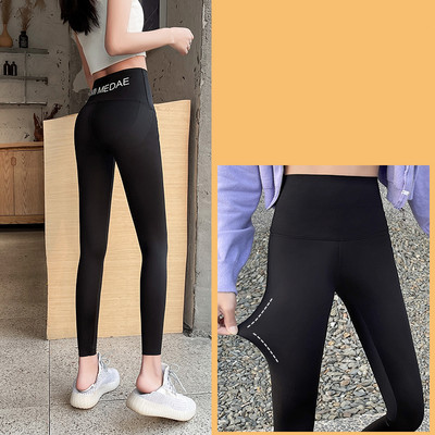 Naiste spordiretuusid, mille vöökohal on kiri