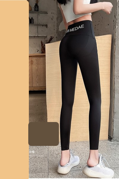 Naiste spordiretuusid, mille vöökohal on kiri