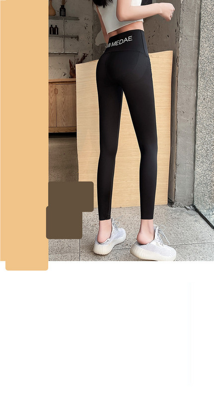 Naiste spordiretuusid, mille vöökohal on kiri