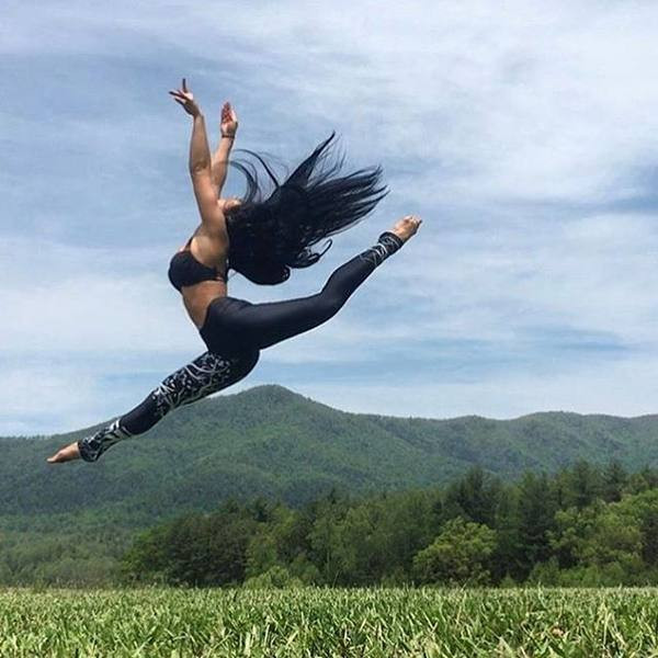 Sieviešu sporta legingi ar rakstu - pelēks un melns