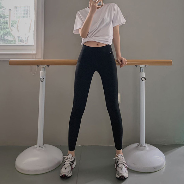 Sieviešu sporta ķīlis melnā krāsā