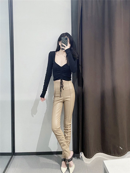 Moderni sieviešu legingi ar augstu vidukli no eko ādas