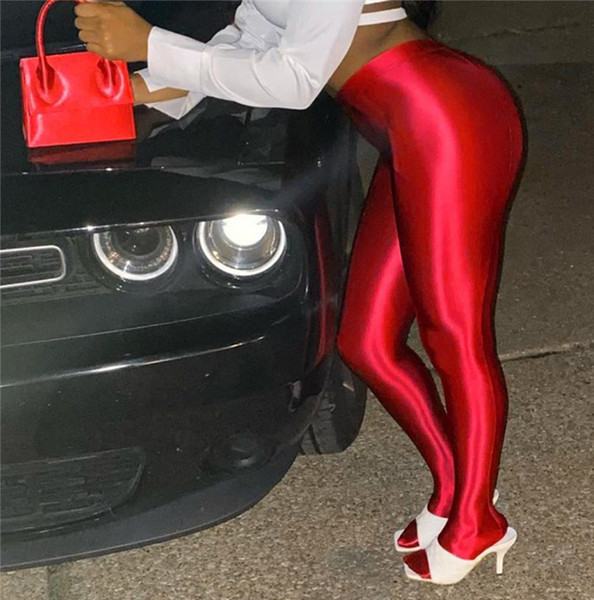 Mūsdienīgi sieviešu legingi ar spīdīgu efektu