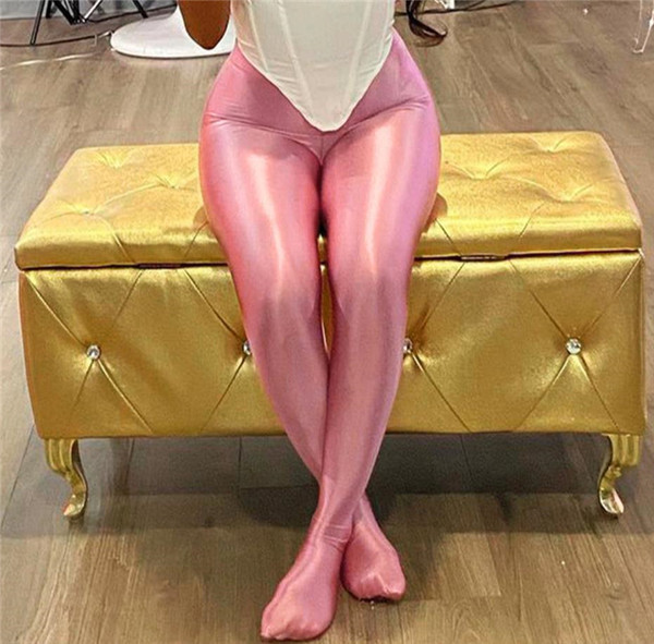 Mūsdienīgi sieviešu legingi ar spīdīgu efektu
