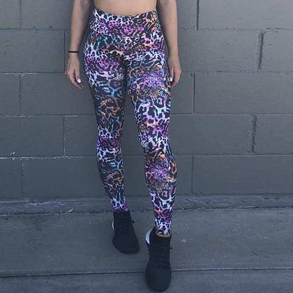 Sieviešu krāsaini legingi ar augstu vidukli un dzīvnieku apdruku