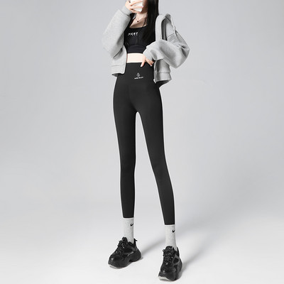 Jauns sieviešu ķīļīss un garais modelis ar uzrakstu