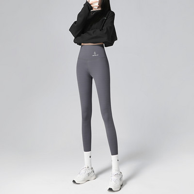 Jauns sieviešu ķīļīss un garais modelis ar uzrakstu