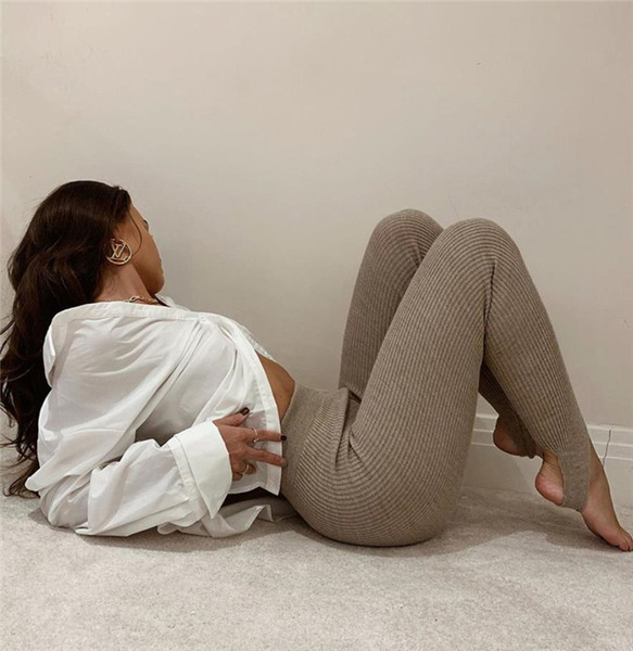 Moteriškas velvetinis pleištas su elastine juostele per kulną