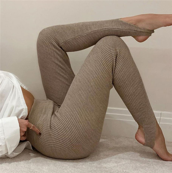 Moteriškas velvetinis pleištas su elastine juostele per kulną