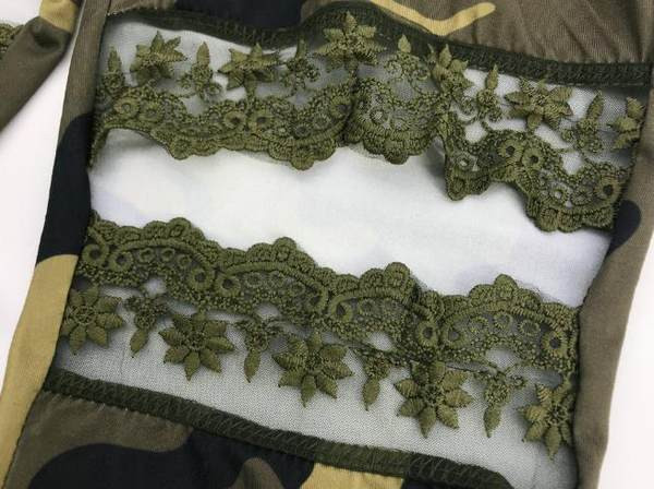 Ikdienas ķīlis ar mežģīnēm un kamuflāžas rakstu