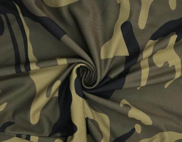 Ikdienas ķīlis ar mežģīnēm un kamuflāžas rakstu