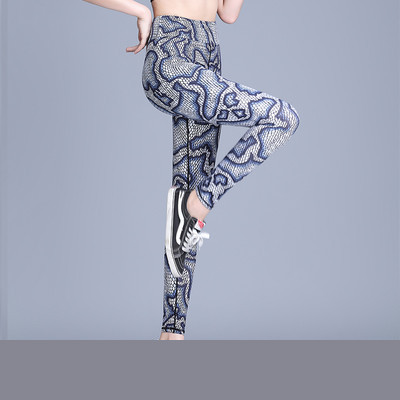 Jauns sieviešu legingu modelis ar augstu vidukli un krāsas aplikāciju