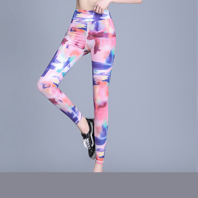 Jauns sieviešu legingu modelis ar augstu vidukli un krāsas aplikāciju