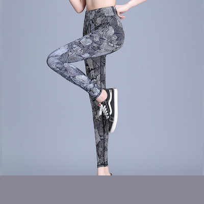 Jauns sieviešu legingu modelis ar augstu vidukli un krāsas aplikāciju